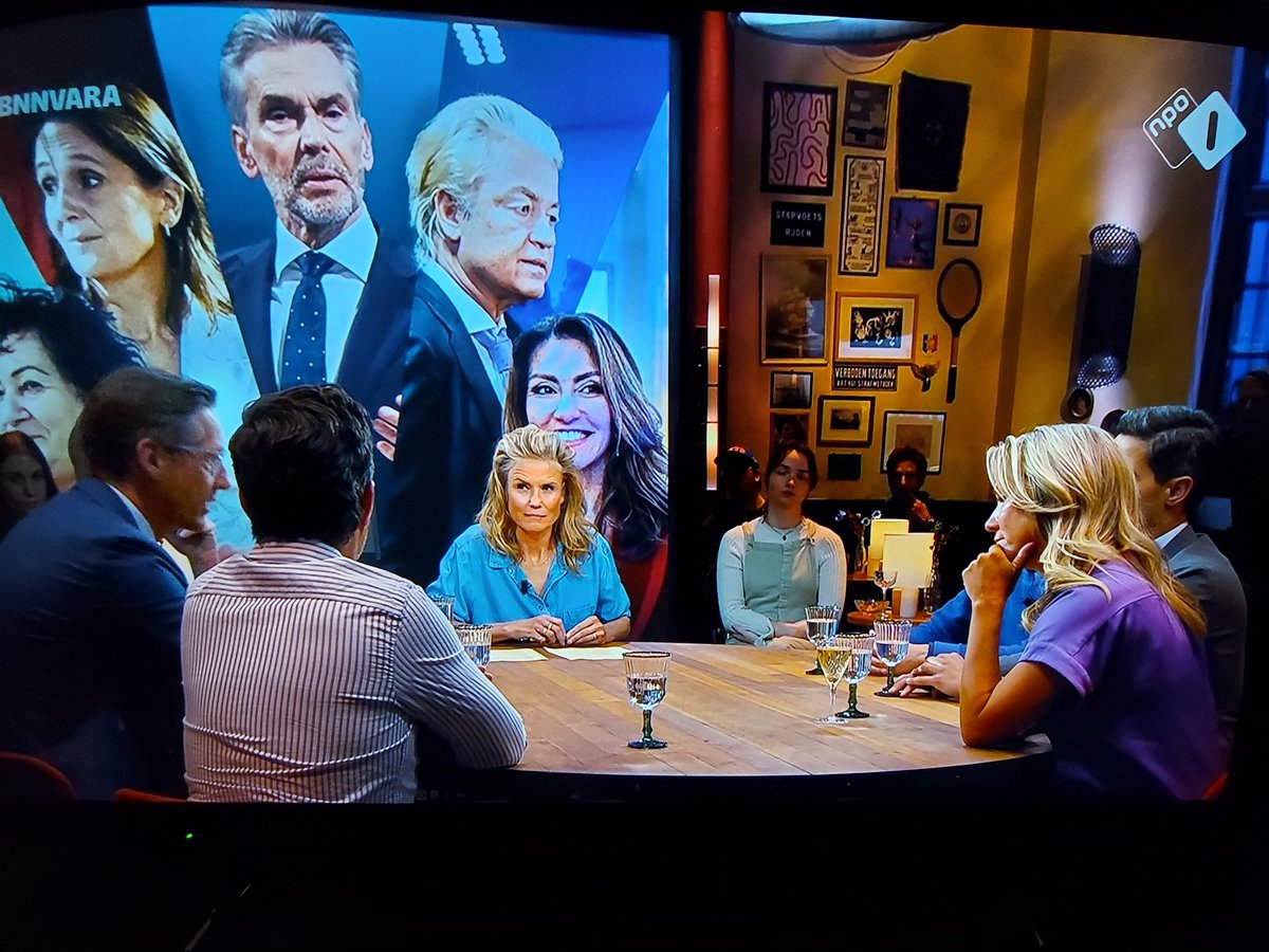 nickynicky78's tweet image. Alweer #Jetten en #Eerdmans bij #BarLaat... die wederom alle ruimte krijgen om andersdenkenden af te kraken.
Gelukkig is dit de allerlaatste aflevering met #SophieHilbrand. Dus da's goed nieuws! 👍🏻