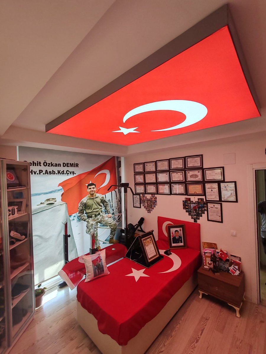Şehidimizin babası Sami Demir, şehidimizin hatırasını yaşatmak amacıyla odasına asma tavan biçiminde Türk Bayrağı yapılmasını talep etmiş, Kaymakamlığımız himayesinde talebin ivedilikle yerine getirilmesi için gerekli çalışmalar başlatılarak tamamlanmıştır
mezitli.gov.tr/kaymakamligimi…