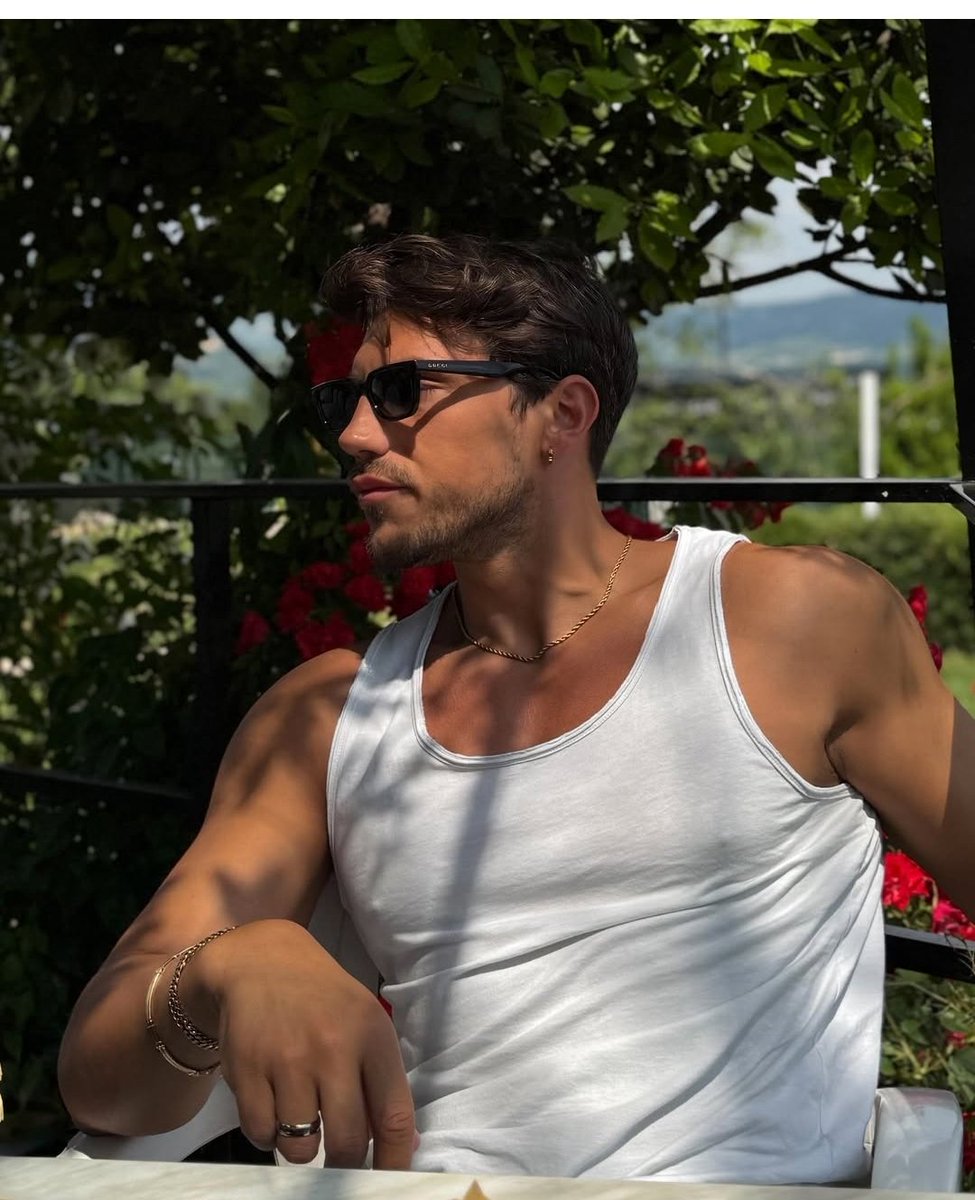 È tanto che non scrivo,ma stasera sentirti e vederti felice e sereno mi rallegra il cuore.Super felice che la persona che hai al tuo fianco ti fa sentire come sempre hai voluto. Ti Auguro tutto il bello e sappi sempre fiera di sostenerti❤️❤️❤️ #ddm #iuiele