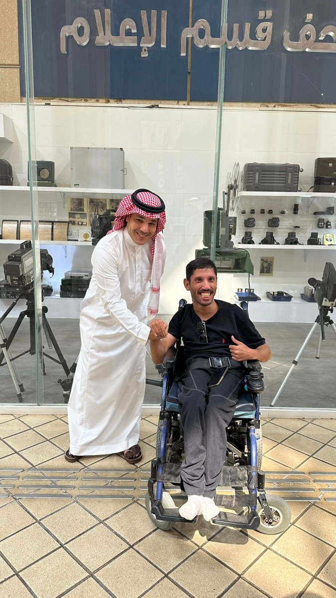 في زيارة هيئة الصحفيين السعوديين لقسم الإعلام بجامعة الملك سعود اليوم سعدت بالحديث ومعرفة طالب الإعلام نايف العصيمي. نايف مبدع ومجتهد وحصد معظم الجوائز، قدوة نحتذي بها.