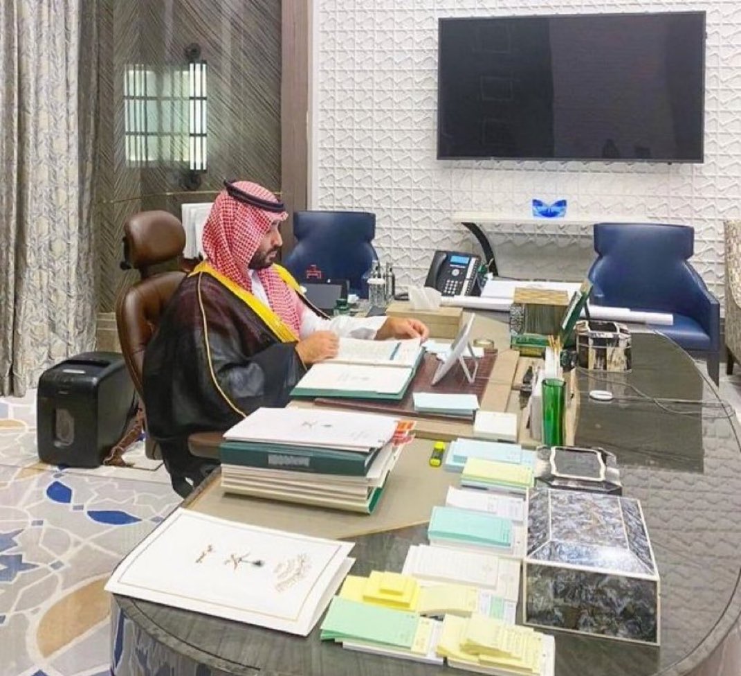 هناك من يقضي يومه في خدمه الإرهاب والمتطرفين وإستنزاف أموال شعبه لدعم المتطرفين لتأجيج الفوضى في بلاد المسلمين،وهناك من يقضي يومه في مكتبه حتى منتصف الليل مع وزرائه يتباحثون ويتشاورون فيما يخدم  المواطن والبلاد..حفظ الله ولي العهد الأمير #محمد_بن_سلمان 
There are those who spend