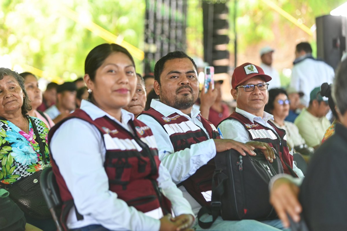 EL CAMPO FLORECE EN LA COSTA 

Para fortalecer la producción de 4 mil hectáreas en la Costa de Oaxaca, la #Sefader entregó bioinsumos, fertilizantes, semillas, alevines, dosis para inseminación e insumos agrícolas.

El Gobernador <a href="/salomonj/">Salomón Jara Cruz</a>  y el Secretario  <a href="/LopezLeyvaV/">Víctor López Leyva</a>