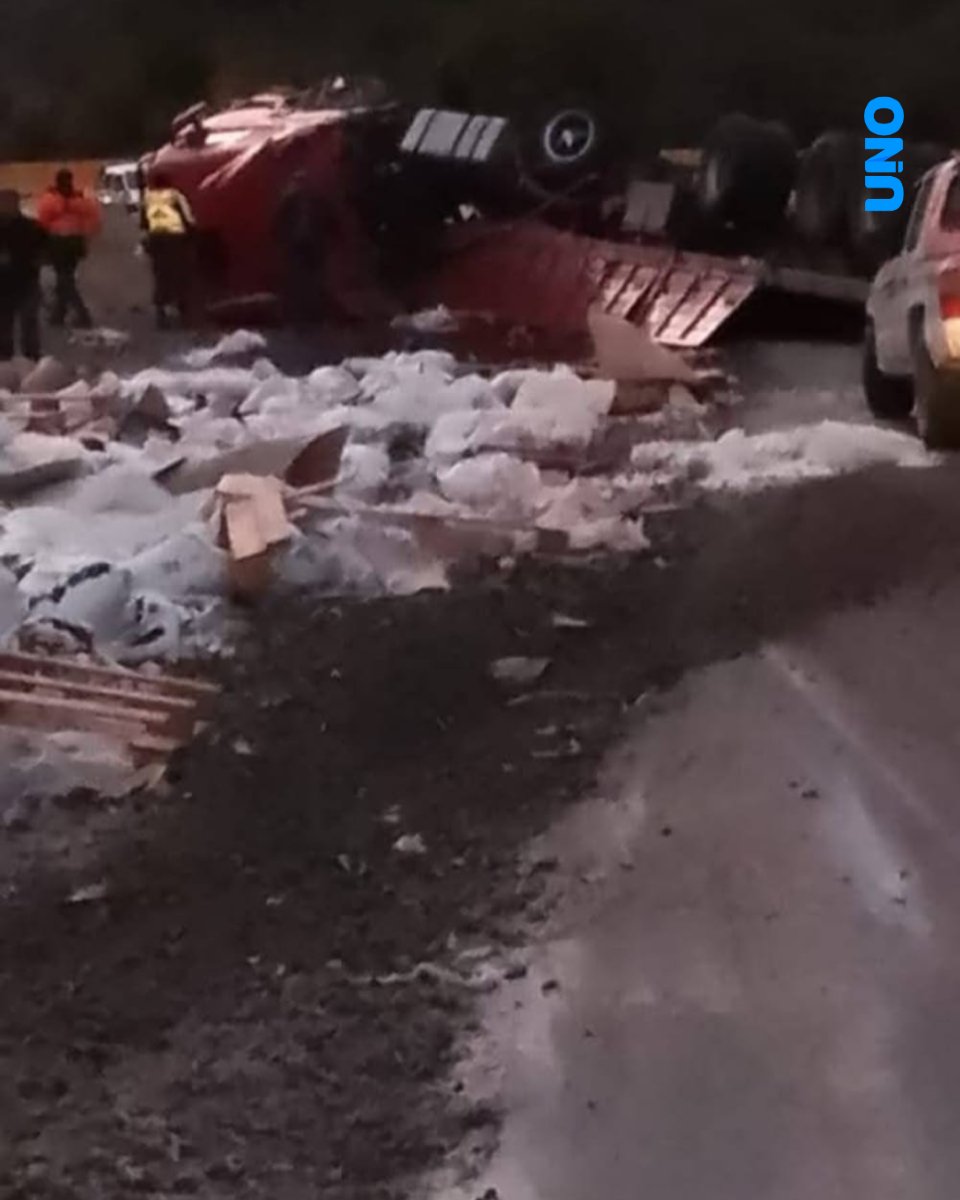 diariouno's tweet photo. ⚠️TRÁNSITO DETENIDO EN AMBOS SENTIDOS
- Este jueves ocurrió un accidente sobre la Ruta 60 de Chile, a la altura de la estación de servicio. Un camión volcó y se encuentra personal de emergencias trabajando en el lugar.
#accidente #chile #ruta60 https://t.co/FQ0z0Kvyhd