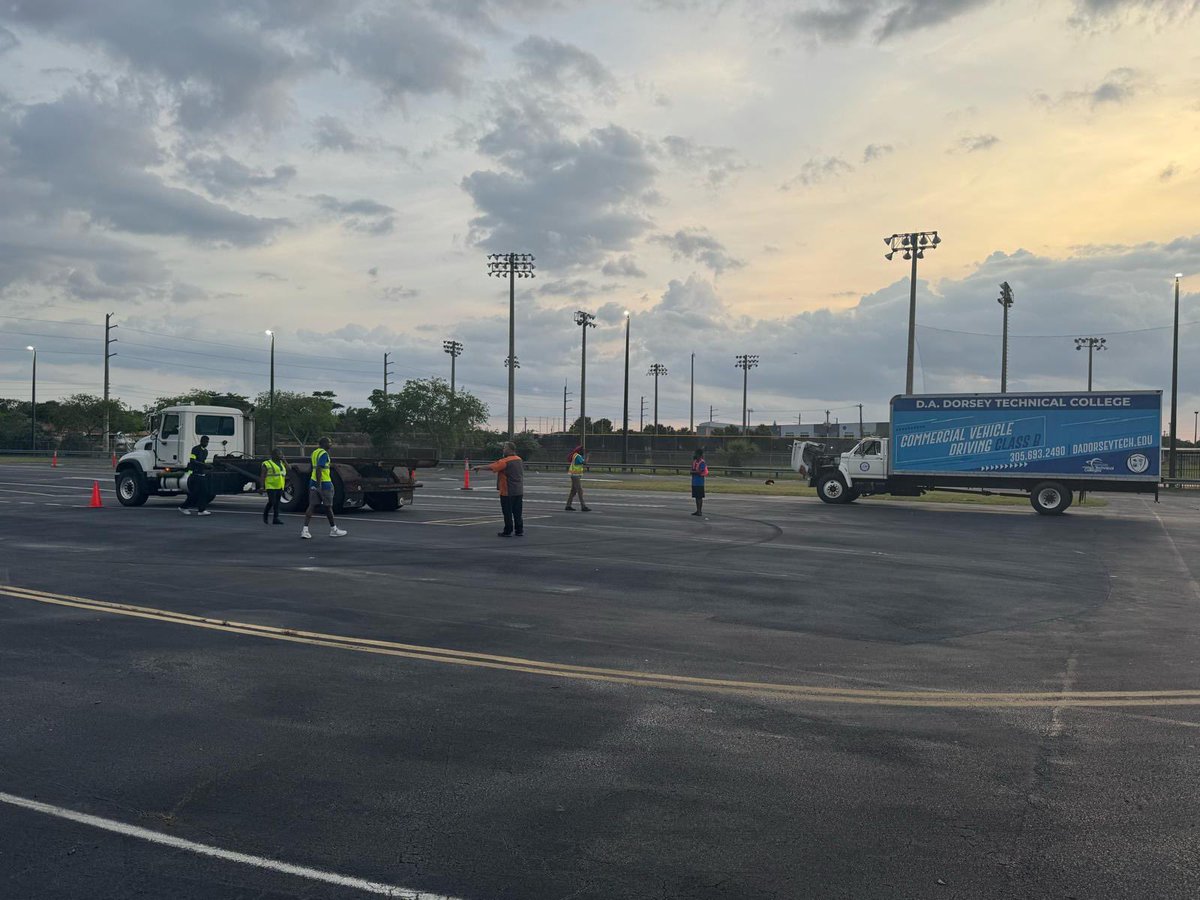 DADorseyTC's tweet image. Our CDL Class B students at Miami Northwestern @MNW_Bulls1955 giving it their all on the driving range, getting ready for their upcoming test! 💪🚛 #YourBestChoiceMDCPS #CDLClassB #DADorsey  #FutureDrivers @MjLewis13 @mantilla1776 @SuptDotres