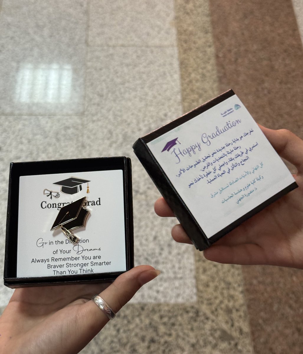 22-5-2025 🎓

اليوم خلصت آخر اختبار في مرحلة البكالوريوس. لحظة انتظرتها من زمان، و حملت معاها كل المشاعر مرة وحدة

أودّع خمس سنوات ما كانت سهلة أبدًا ، كانت مليانة سهر، دموع، ضحك، نجاحات، و لحظات علّمتني الكثير و كِسبت منها الصُحبة الطيبة ، الحمد لله على كل لحظة و كل شُعور 💙