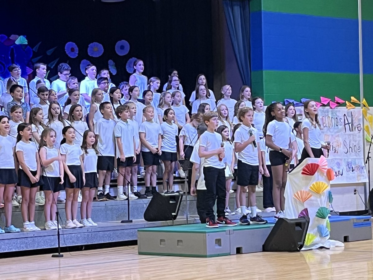wcsLES's tweet image. So proud of our @wcsLES performers! Excellent message. Excellent performance. 💚💙🐻