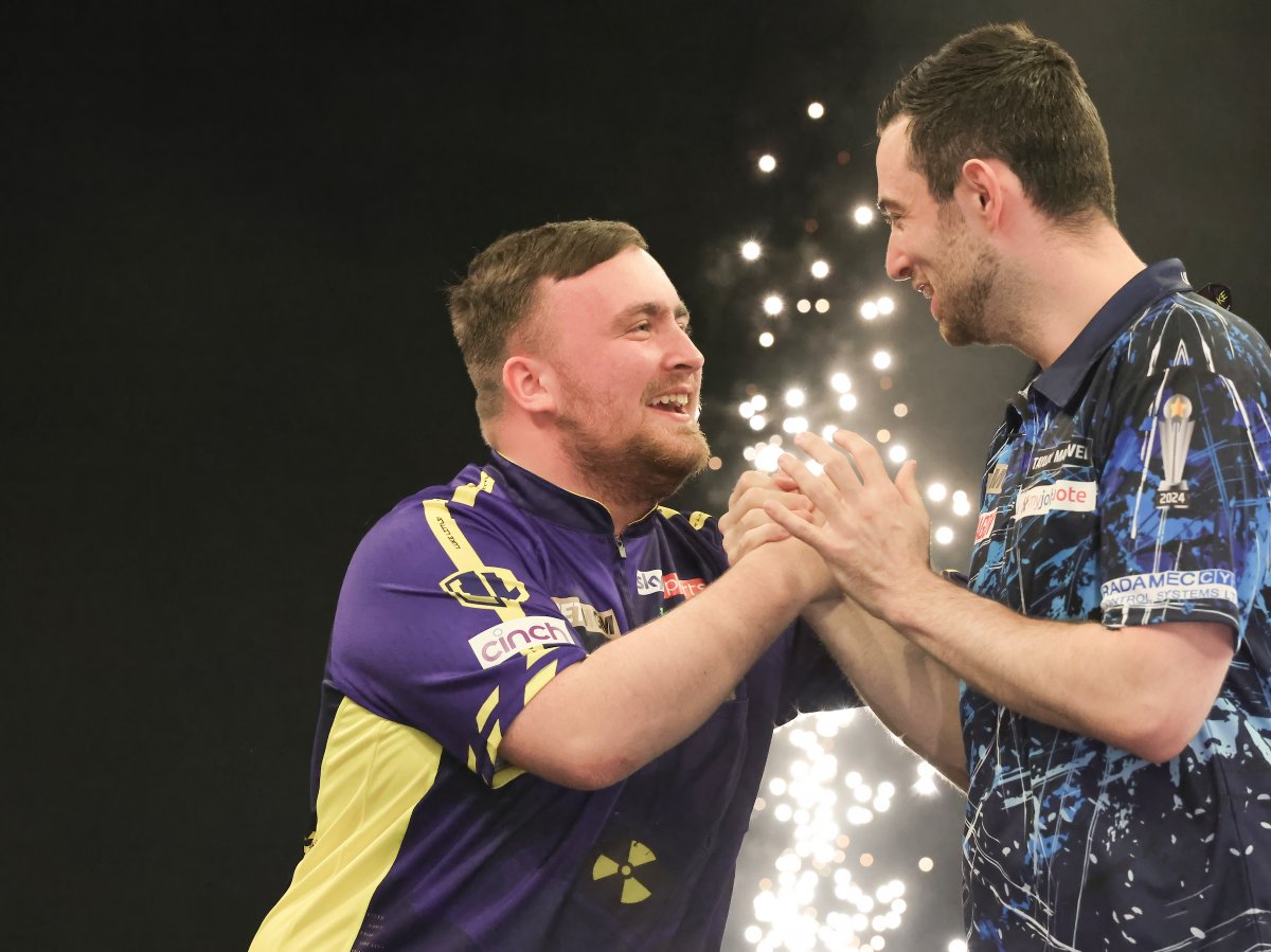 👀 Advantage Luke Littler?

He defeats Luke Humphries in the Sheffield final as he gains a valuable mental advantage going into finals night next week! 

Another excellent display from Littler with HUGE checkouts of 170 and 155!

#Darts #PLDarts