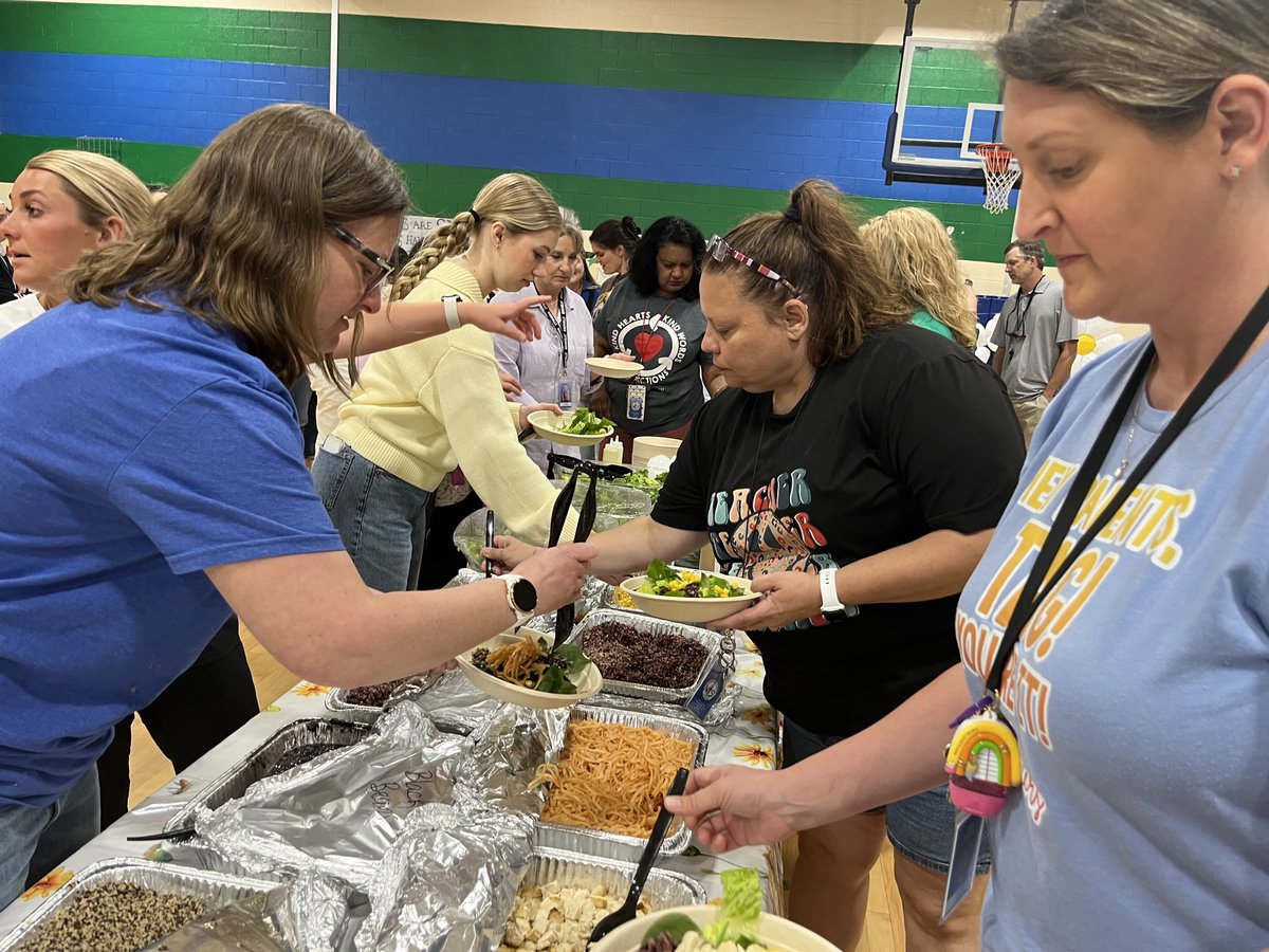 wcsLES's tweet image. Many thanks PTO for our end of year luncheon! 💚💙🐻
