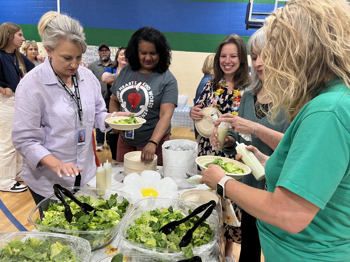 wcsLES's tweet image. Many thanks PTO for our end of year luncheon! 💚💙🐻