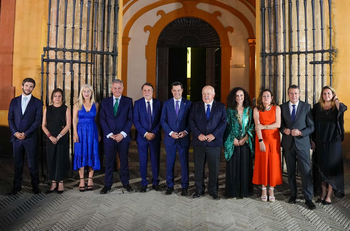 JFdezdelosRios's tweet photo. Noche mágica de emociones, encuentros y mucha pasión por la lectura en el XXX Premio de Novela Fernando Lara del Grupo Planeta.
Mi más sincera enhorabuena a Sergio Vila-Sanjuán @svilasanjuan por su novela «Misterio en el Barrio Gótico», flamante ganador del #PremioFernandoLara.
Un triunfo que se suma a un año histórico para el galardón, que ha alcanzado un récord con 1.116 obras presentadas.
Después de treinta años, sigue descubriendo obras que dejan huella en la literatura española. Felicidades, @edit_planeta, por seguir impulsando el talento.