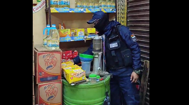 #País I Un operativo de control en el mercado Bolívar de la ciudad de Oruro encontró turriles y botellas de aceite de diferente marca ocultos, con la intención de generar agio y especulación.
🔗 Lea la nota completa aquí 👇