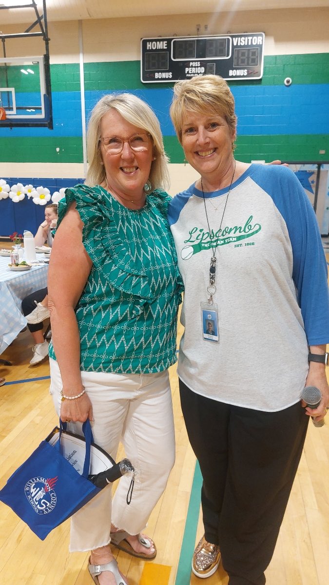 wcsLES's tweet image. Special thanks to Mrs. Brown for 15 fabulous years @wcsLES! We love how you always are working to make our school the best!!! 💚💙🐻