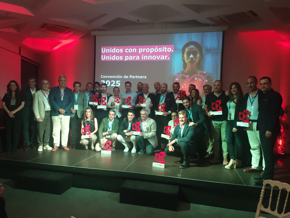 Uno de los momentos más especiales de la noche: el reconocimiento a quienes hacen posible nuestro éxito conjunto.
Gracias y enhorabuena, sois parte esencial de este camino.

#ConvencionKyocera2025
#InnovacionConProposito