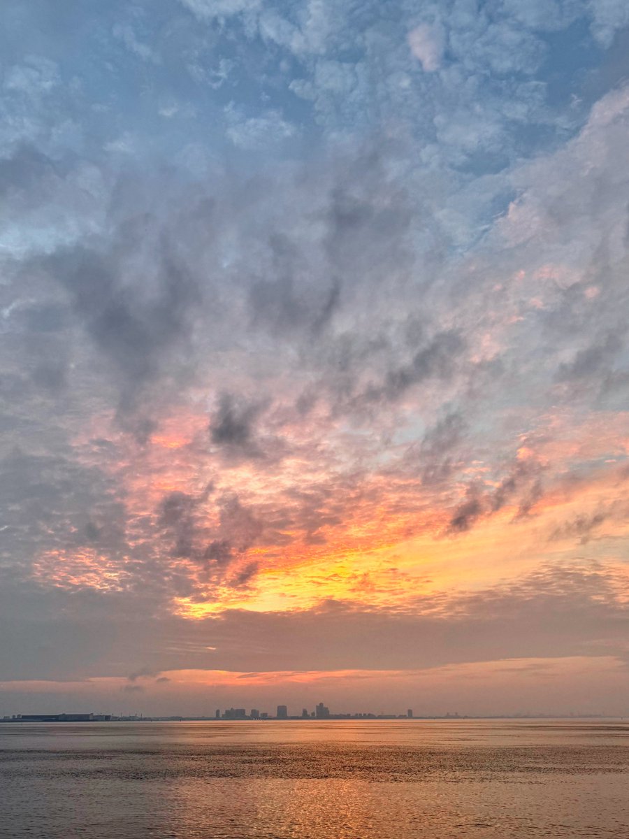 おはようございます☁️
今日も素敵な一日になりますように..
Jun.25, 2024 4:17am