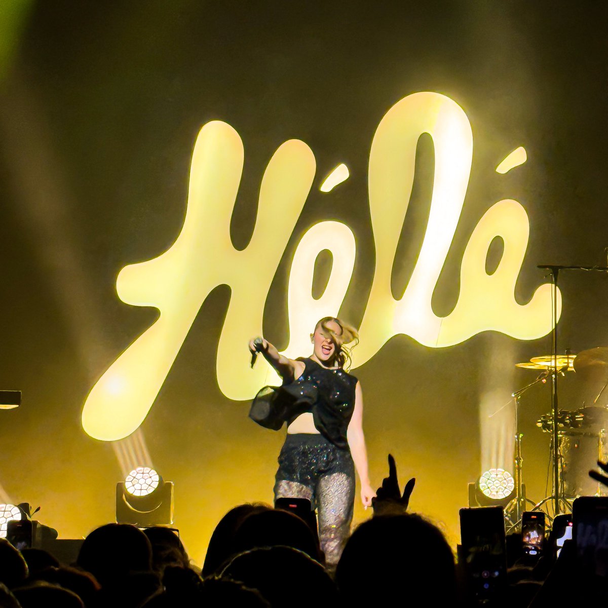 FlowLyon's tweet image. Un super concert d’Helena à Lyon ! Beaucoup d’émotion, une belle énergie sur scène et une voix incroyable 👏 

« Qui ne saute pas n’est pas Lyonnais »

#Helena #HelenaBailly #Lyon #heletour