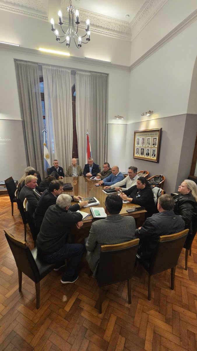 MauroGodein's tweet photo. Legisladores nos reunimos con intendentes vecinalistas para escuchar sus inquietudes sobre el Proyecto OSER. Diálogamos sobre los alcances, garantías y mejoras que propone esta iniciativa, especialmente para los trabajadores municipales afiliados a la actual IOSPER. https://t.co/WknveTxSdS