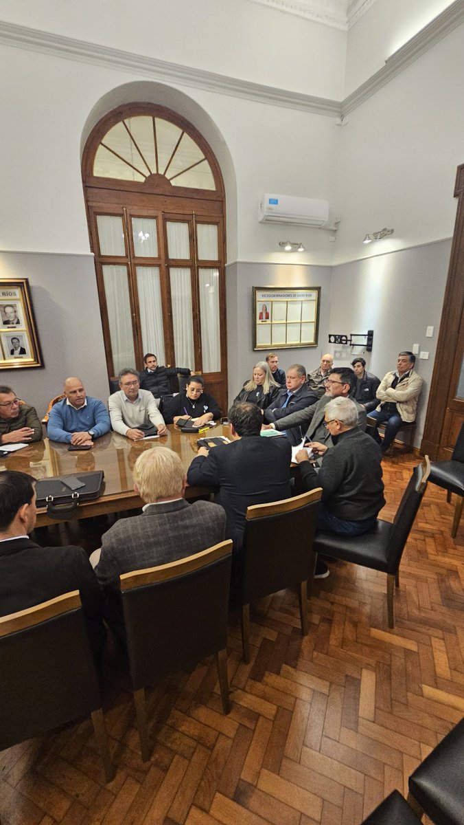 MauroGodein's tweet photo. Legisladores nos reunimos con intendentes vecinalistas para escuchar sus inquietudes sobre el Proyecto OSER. Diálogamos sobre los alcances, garantías y mejoras que propone esta iniciativa, especialmente para los trabajadores municipales afiliados a la actual IOSPER. https://t.co/WknveTxSdS