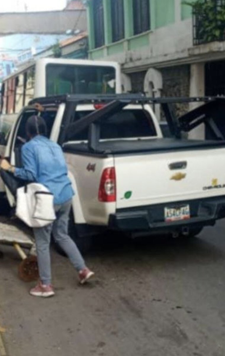 Donde veas esta camioneta ya sabes que es usada para detener a dirigentes sociales.

La represión, sus formas y equipos. 

El crimen de lesa humanidad de persecución en pleno desarrollo. 

En ella se llevaron a la Profesora Lourdes Villareal esta mañana. 

Exijamos su libertad!!