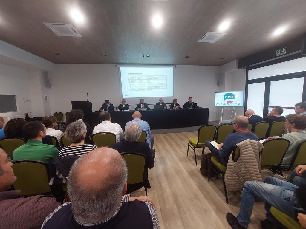 DSantini74's tweet photo. #20maggio #H3CoWorking #Ancona,pomeriggio:#CG @cislmarche proclama #Esecutivo e vota #RespLiAST.Con prof.#Becchetti in Formazione.Per @fai_cisl Marche #SRBarbaCatani #SGaggPepa e #SGSantini.#SRMonaLdi votata per lista candidati C.G.@CislNazionale prox Congresso. https://t.co/8iQtp1IwMd