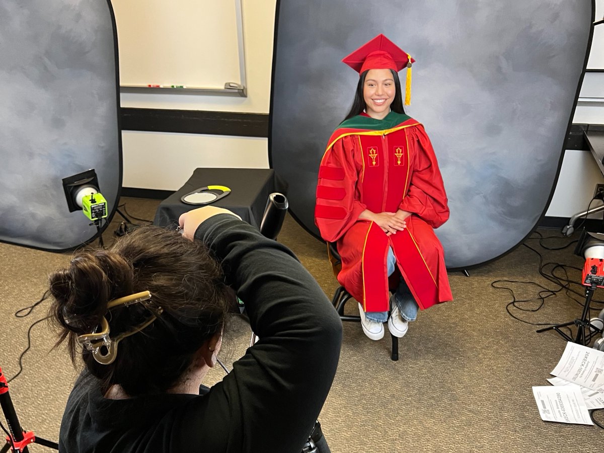 Residency application photos? ✔️
Yearbook photos? ✔️

All smiles for our rising M4's, Class of 2026. 🎓