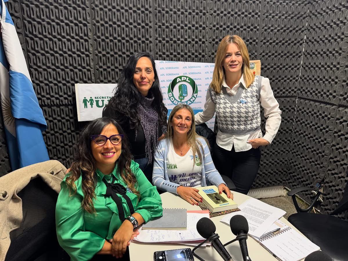 Octavo envío, de la segunda temporada de “ACÁ ESTAMOS” por Radio Web APL Soberana. 
Durante el primer bloque recibimos la visita de la Dra Danissa Vásquez Secretaria de Profesionales de APL. 
En la segunda parte recibimos en nuestra mesa a Erika Roldán quien desarrolló su👇