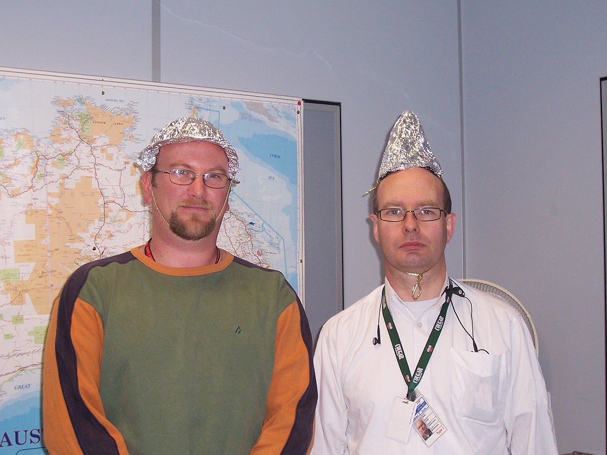 📡Росіяни глушать GPS-сигнали у Румунії – начальник румунського Генштабу, генерал Георгіце Влад, попередив про численні загрози його країні з боку рф.

За його словами, Румунія регулярно стикається зі спуфінгом GPS-сигналів — подібні атаки фіксуються щотижня.