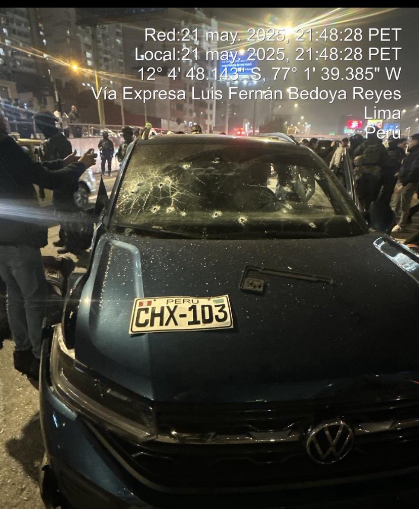 Cjose111's tweet image. Día 846: Anoche la PNP hizo su nuevo show en la vía expresa al estilo desfile de fiestas patrias ! Solo faltaron los drones y los perros policías Desvivieron a los raquetero sembraron droga tarjetas Bcp  usaron guantes etc creen que la gente  es imbecil acá videos de lo que  paso
