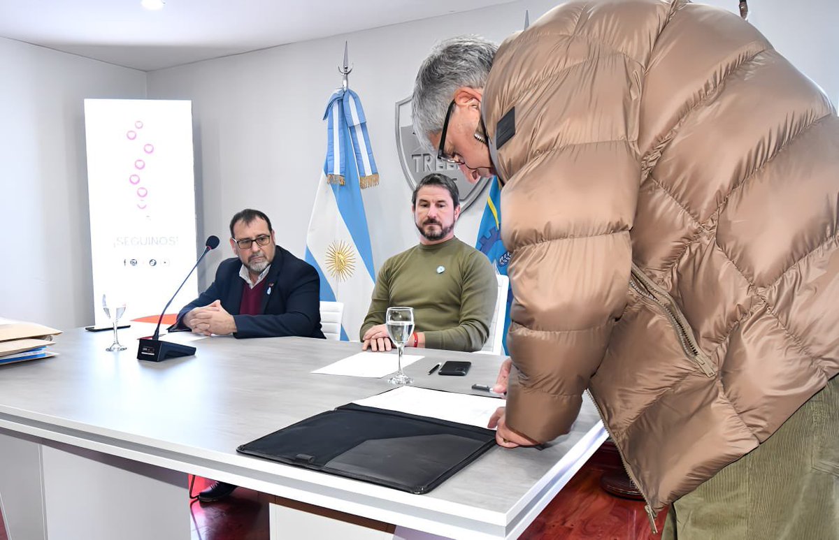 DESPUÉS DE 14 AÑOS, LANZAMOS PLAN DE PAVIMENTACIÓN 

Comenzó hoy el esperado plan de pavimentación para Trelew. Se realizó la apertura de sobres para la obra en los barrios San José y Los Sauces.

Hoy ya no abrimos licitaciones para arreglar calles, sino para hacer nuevas, con