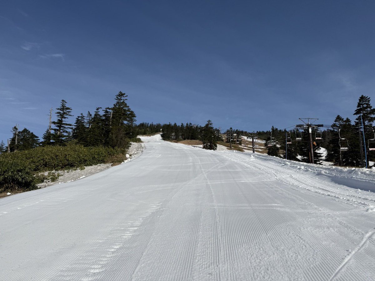 2307Mt's tweet image. おはようございます！
昨日で横手山エリアは営業終了となりましたが
我々のシーズンはまだ終わりません！
渋峠スキー場25日の最終営業日まで、頑張りたいと思います！

渋峠リフト運行開始です！