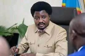 Porteur d’espoir, Constant insuffle un vent nouveau ds la culture politique congolaise en luttant contre les antivaleurs enracinées. Il fait face à un complot des anciennes élites qui cherchent à bloquer ce renouveau. Le peuple doit rester vigilant pour protéger l’avenir du pays.