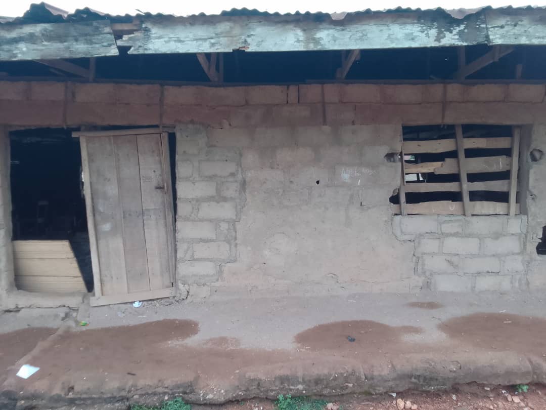 monitng's tweet photo. ATTENTION!!! 

Dear Gov @seyimakinde 

Our team tracked the state of Community Secondary School, Aba Alfa, Olomi in Oluyole LGA, Oyo State. The classrooms are falling apart. When it rains, water pours through the leaking roof, soaking books and forcing students to huddle in corners. During the dry season, the heat is unbearable, making learning almost impossible. The school lacks enough desks and chairs, and many of the windows are dangerously supported with sticks. The walls? They’ve never been cemented since the school was built.

The school has become more than just a symbol of government neglect it has turned into a hideout for criminals at night, posing a threat to students and the entire community. Residents have written countless letters to government authorities, pleading for help. Years have passed, but nothing has been done. The children of Aba Alfa deserve better. Their learning environment shouldn’t endanger their safety or rob them of a future.

What’s more disturbing is the mismatch between government spending and the school’s condition. Oyo State budgeted ₦47.8B for education in 2020, ₦266.6B in 2021, ₦54.1B in 2022, ₦58.2B in 2023, ₦90B in 2024, and over ₦145B is proposed for 2025. International donors like UNICEF, UNESCO, and the Global Partnership for Education have also supported education in the state. Yet this school remains abandoned  with no visible trace of investment.

The people of Olomi are not asking for luxury. They are demanding dignity. A roof that doesn’t leak. Walls that are safe. Desks for every child. A classroom where learning is possible. These are basic rights  not privileges. This situation is unacceptable, and continued silence from the authorities only deepens the injustice.

We call on @seyimakinde and the Oyo State Ministry of Education to take urgent action. The funds are there. The need is clear. It’s time to renovate Community Secondary School, Aba Alfa. These children deserve a future that starts with a safe classroom. #FixAbaAlfa #OyoEducationCrisis