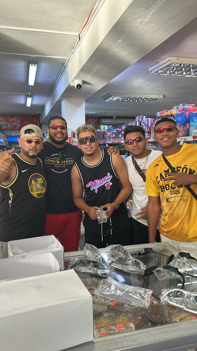 ERIC EDUARDO ESPINO (@ericrpc) on Twitter photo BOCAS DEL TORO equipo campeón del beisbol mayor, hicieron su parada reglamentaria para comprar LENTES para el sol en el SUPER LOS TUCANES EN SANTIAGO abierto 24 horas, cortesía de Luis Machuca y Gred Espinoza <a href="/deportes_rpc/">Deportes RPC</a> <a href="/EliasGRpc/">Elías González Ramos</a> <a href="/rpc_radio/">Rpc Radio</a> BOCAS DEL TORO equipo campeón del beisbol mayor, hicieron su parada reglamentaria para comprar LENTES para el sol en el SUPER LOS TUCANES EN SANTIAGO abierto 24 horas, cortesía de Luis Machuca y Gred Espinoza <a href="/deportes_rpc/">Deportes RPC</a> <a href="/EliasGRpc/">Elías González Ramos</a> <a href="/rpc_radio/">Rpc Radio</a>