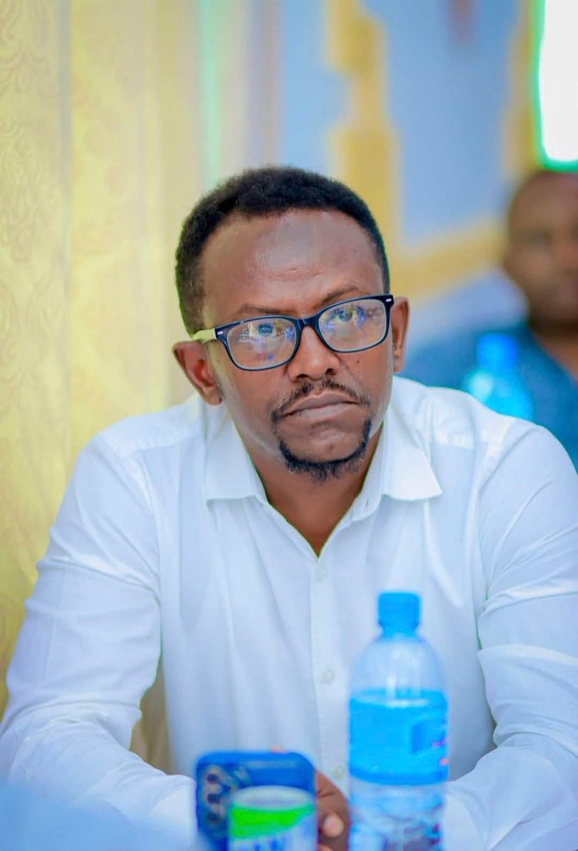 DXBoqorka's tweet photo. #Prof. #Ruush – #Iftiin ka dhex #ifaya #mugdiga #beenta #Prof. #Ruush waa halyey dhab ah oo ka dhex muuqda bulshada reer Awdal, gaar ahaan dhallinyarada u oomman runta, caddaaladda iyo baraarujinta maskaxda. Waa nin ka go’an inuu iftiimiyo meel kasta oo mugdi ah, una horseedo dhl https://t.co/F82tRAi8d9