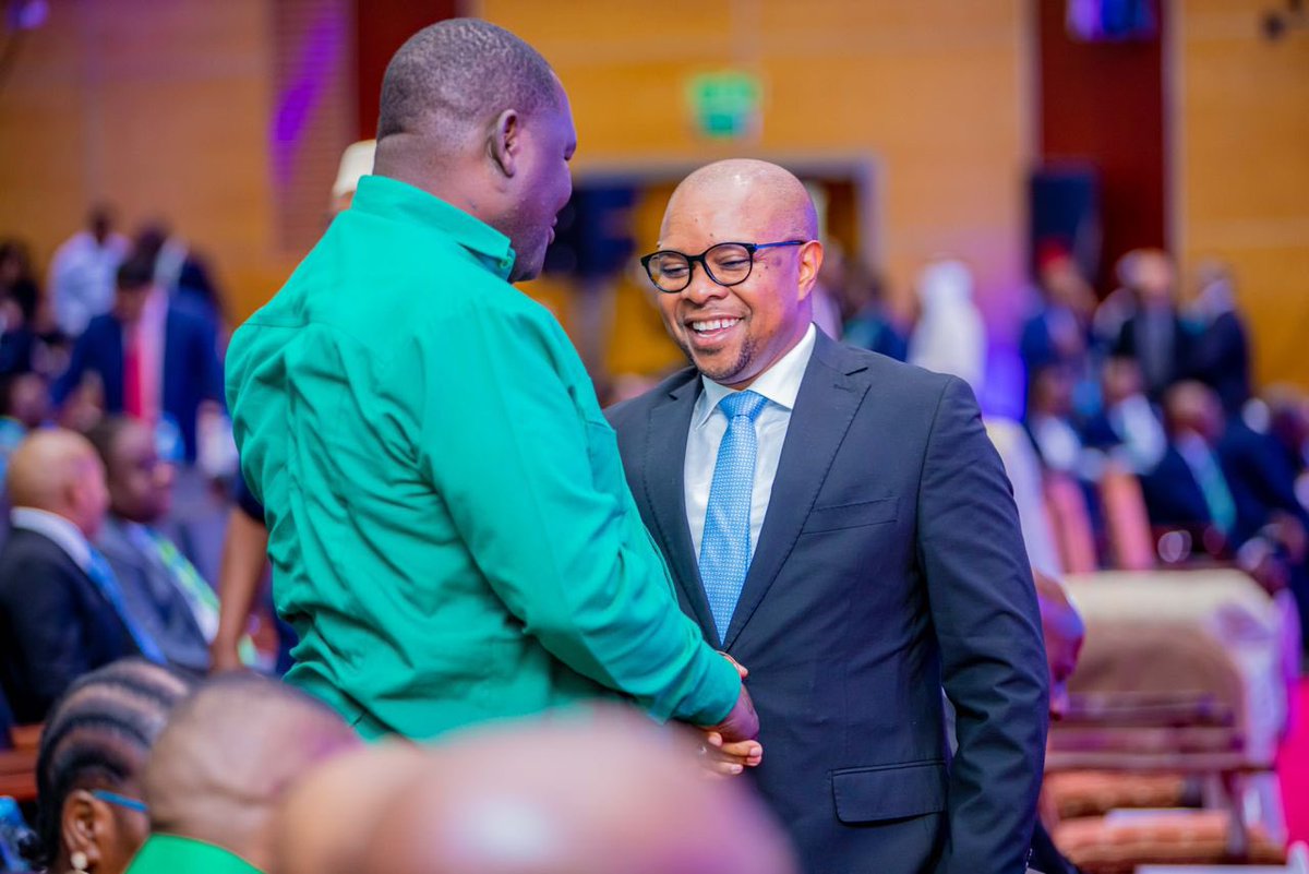 Nikisalimiana na Mwenyekiti wa Jumuiya ya Wazazi-CCM tulipokutana katika Uzinduzi wa Sera ya Mambo ya Nje ya Nchi yetu.