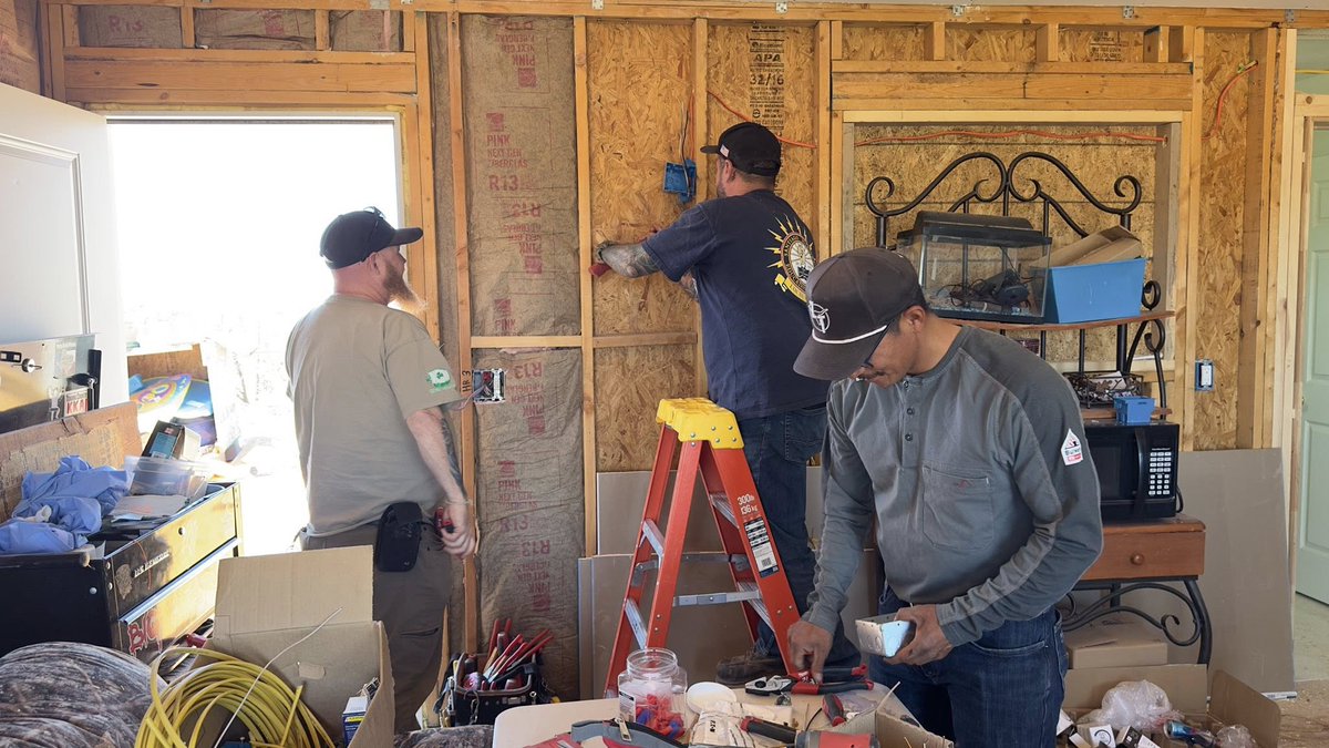 NTUAUtilities's tweet image. The International Brotherhood of Electrical Workers (IBEW) are part of the Light Up Navajo VI 2025 program, helping with house wiring. This week they are working alongside NTUA electricians in the Chinle region. #LightUpNavajoVI #LightUpNavajo #PowerTodayforTomorrow #PublicPower