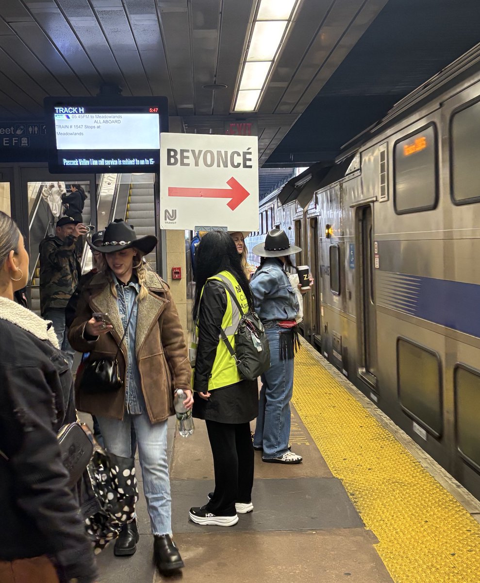 NJ transit coming through 🙂‍↕️