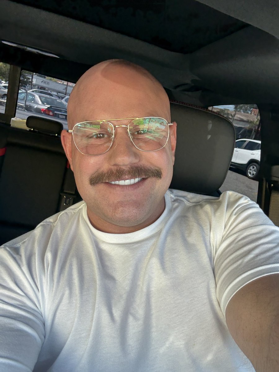 BillHardwickxxx's tweet photo. 💪🏻💪🏻🏈🏈🏈Coach has been working a lot! …just wanted to say THANKS FOR ALL THE SUPPORT CHAMPS! The team (community) we’ve built here and the brotherhood we share is just AWESOME! Love you all! ❤️❤️ https://t.co/FqZAkVDuHh