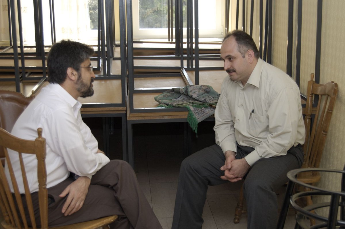 Rahmet ile..!

"Dost, dostça eleştirilir.
Gavurun vurduğu yerden vuran dost değildir."

//-: Akif Emre (23 Mayıs 2017)