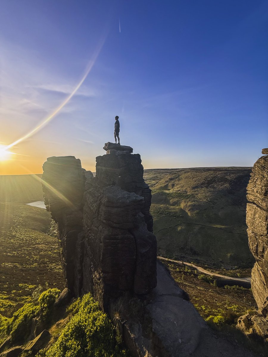 Finally made it! 🏃‍♂️ After a mix of trail running and hiking, I reached the Trinnicle at Dovestone Reservoir.

I’ve stood atop Everest twice and conquered other 8000 meter peaks, yet this stunning rock formation was right here in my backyard, unnoticed (by me).

It’s a reminder,