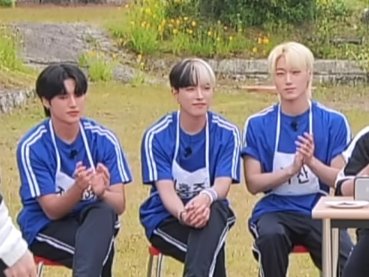 woonyanq's tweet photo. their hair colors were in gradation https://t.co/L913OSKfdi