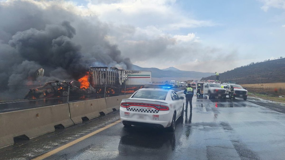 #TomePrecauciones en #Coahuila se registra cierre total de circulación en ambos sentidos por vehículo incendiado, cerca del km 213+800 autopista (2152) Puerto México-Ojo Caliente, dirección Matehuala y Saltillo. Atienda indicación vial.