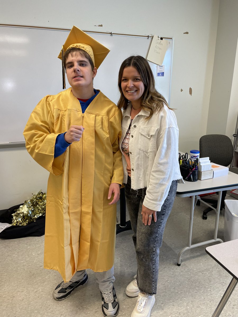 NMS_Petry's tweet photo. The best day of the year!! 🎓#FZGradWalk2025 https://t.co/0ssMHiY3jc