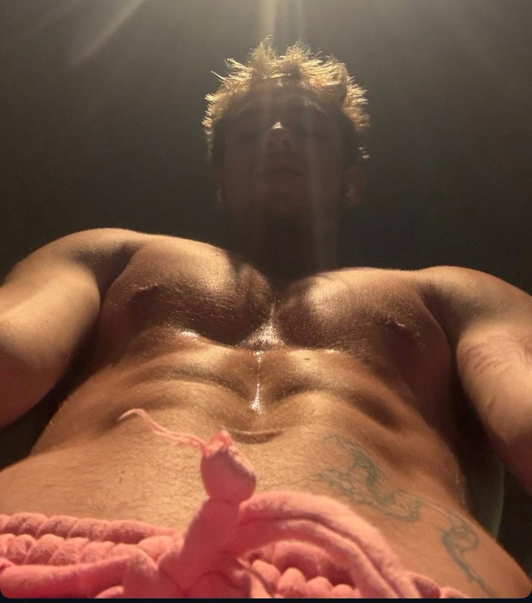 QGdoPOP's tweet image. A VISÃO! Juliano Floss em nova foto. 🥵