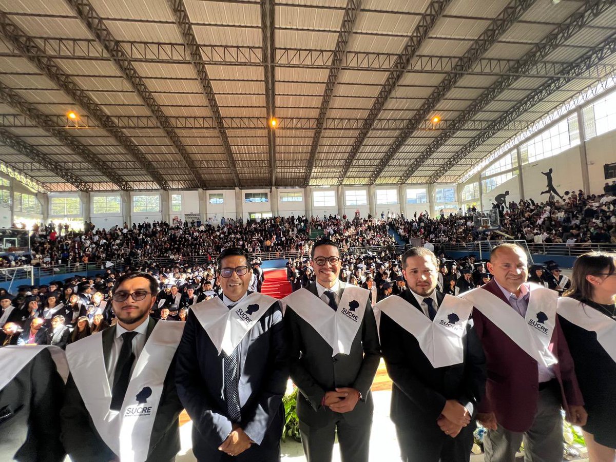 SUCREInstituto's tweet photo. Con la presencia del Secretario de @EduSuperiorEc @cesarvasquez_ec  y el presidente del @ces_ec @PabloBeltran_A esta tarde se llevó a cabo el #Graduatec del ISU Sucre, felicidades a los 373 graduados, éxitos en su vida profesional. 👏🏻👏🏻🎉 https://t.co/2q7I8dv8fP