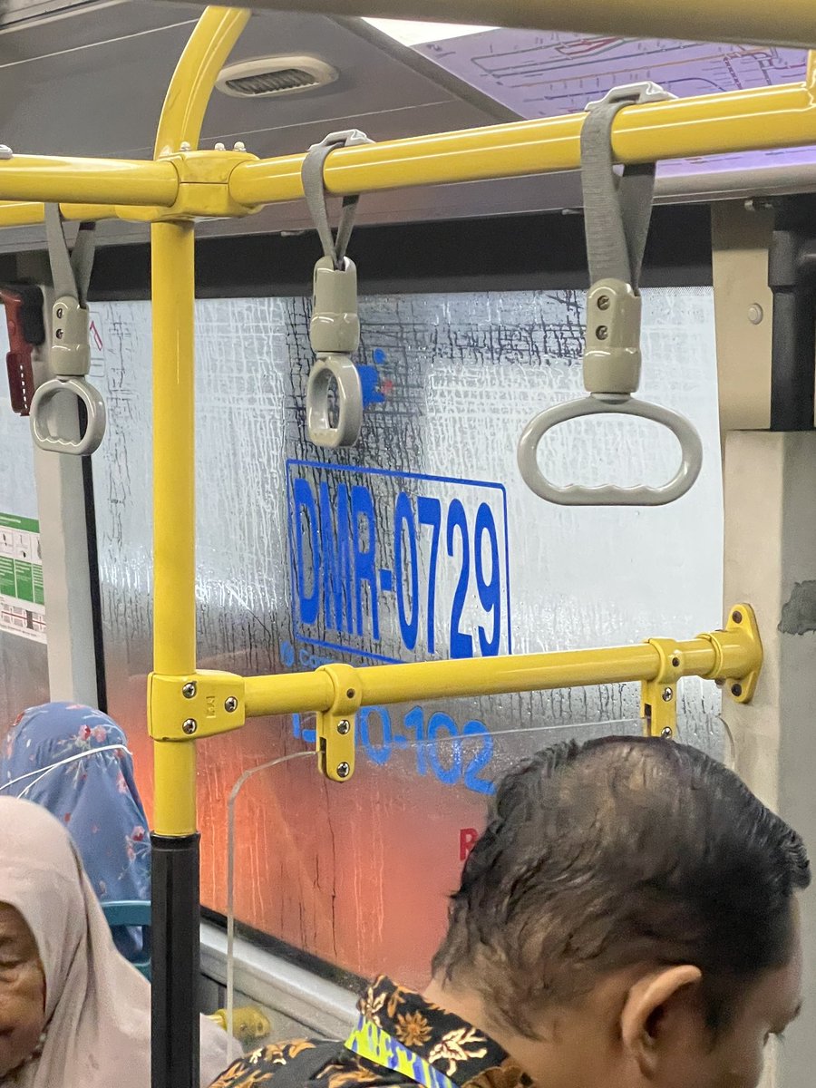 ariiich's tweet photo. @PT_Transjakarta maaf mau tny kalau di TJ apa ada standar kecepatan berkendara? Krn kdg sy d TJ itu gk nyaman, ada yg pelan jlnnya walau jln kosong, ada yg kenceng dan rem mendadak, spt naik wahana dufan. Salah satunya TJ nomor 9 ini, tlg supirnya selalu diingatkan SOPnya. https://t.co/Fxj4JwLUBS