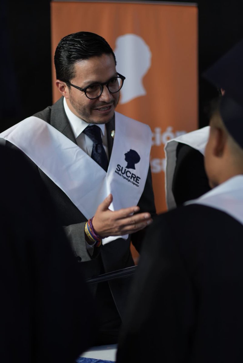 SUCREInstituto's tweet photo. Con la presencia del Secretario de @EduSuperiorEc @cesarvasquez_ec  y el presidente del @ces_ec @PabloBeltran_A esta tarde se llevó a cabo el #Graduatec del ISU Sucre, felicidades a los 373 graduados, éxitos en su vida profesional. 👏🏻👏🏻🎉 https://t.co/70WLLokF40