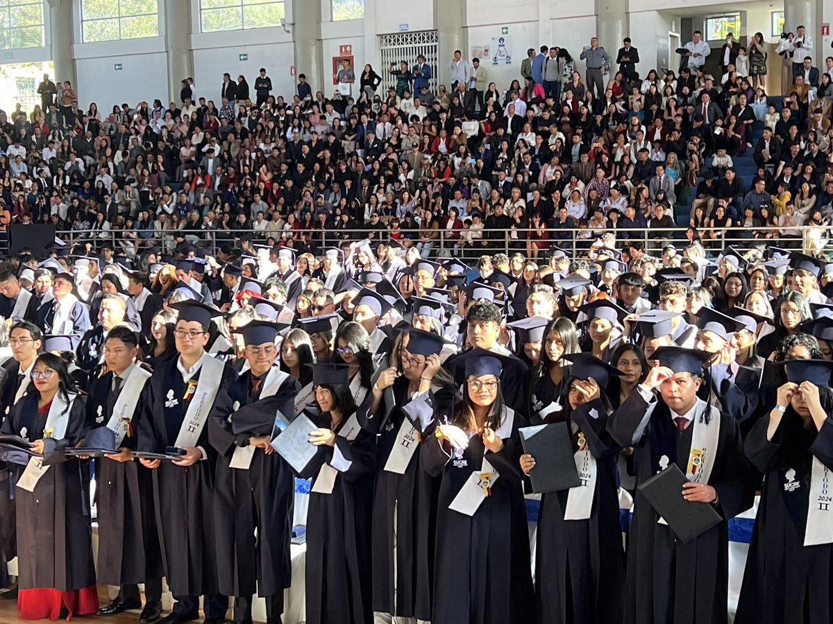 SUCREInstituto's tweet photo. Con la presencia del Secretario de @EduSuperiorEc @cesarvasquez_ec  y el presidente del @ces_ec @PabloBeltran_A esta tarde se llevó a cabo el #Graduatec del ISU Sucre, felicidades a los 373 graduados, éxitos en su vida profesional. 👏🏻👏🏻🎉 https://t.co/70WLLokF40