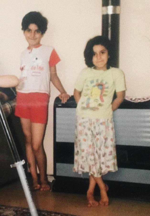 sedatakim's tweet photo. 9 yaşında ben ve 13 yaşında ablam😂 https://t.co/8jBdbdXNqG