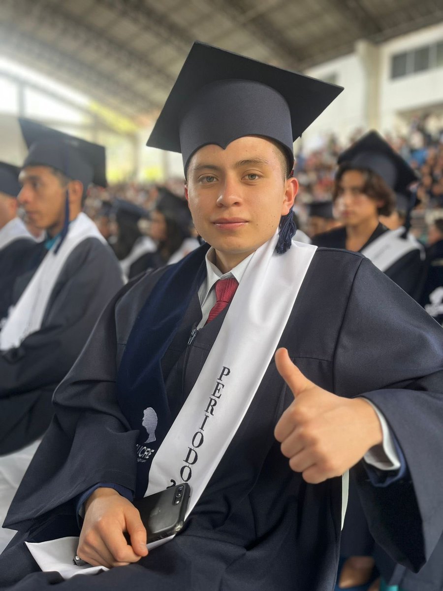 SUCREInstituto's tweet photo. Con la presencia del Secretario de @EduSuperiorEc @cesarvasquez_ec  y el presidente del @ces_ec @PabloBeltran_A esta tarde se llevó a cabo el #Graduatec del ISU Sucre, felicidades a los 373 graduados, éxitos en su vida profesional. 👏🏻👏🏻🎉 https://t.co/ZCadfGLxcR