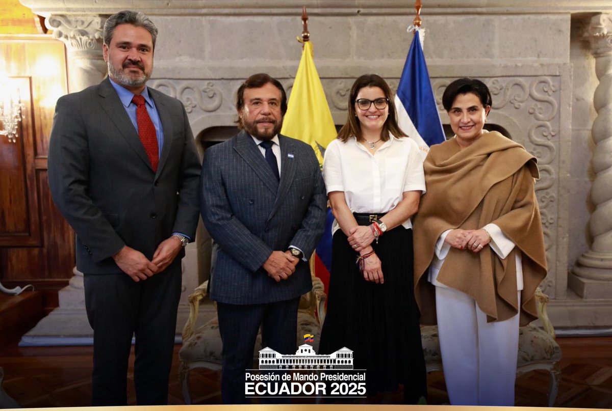 Cancillería del Ecuador 🇪🇨 (@cancilleriaec) on Twitter photo Ecuador y El Salvador unidos.
La canciller <a href="/gabisommerfeld/">Gabriela Sommerfeld</a> recibió en el Palacio de Najas a la vicepresidenta electa de 🇪🇨, <a href="/mjpintoec/">María José Pinto 🇪🇨 Ecuador</a>, y al vicepresidente de El Salvador, Félix Ulloa. Durante el encuentro, se analizaron estrategias en seguridad y políticas sociales. Ecuador y El Salvador unidos.
La canciller <a href="/gabisommerfeld/">Gabriela Sommerfeld</a> recibió en el Palacio de Najas a la vicepresidenta electa de 🇪🇨, <a href="/mjpintoec/">María José Pinto 🇪🇨 Ecuador</a>, y al vicepresidente de El Salvador, Félix Ulloa. Durante el encuentro, se analizaron estrategias en seguridad y políticas sociales.